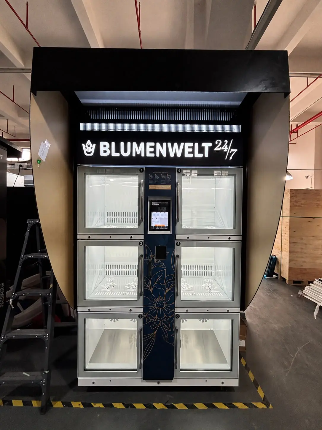 Aufgestellter Sechsfach-Automat mit Vordach, Leuchtblende und Mittelsäule sind auf den Kunden gestaltet.